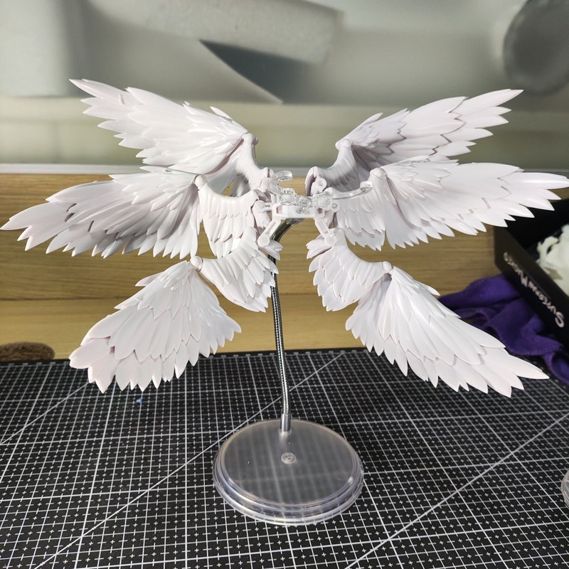 White And Black Six Feathered  - Action Figure Stand recension och pris