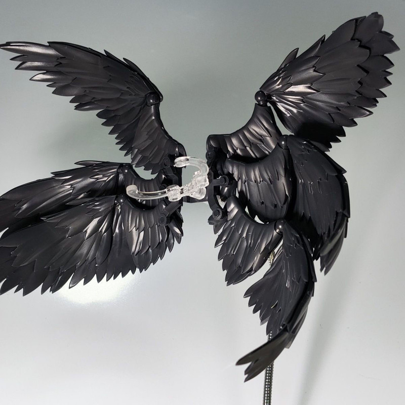 White And Black Six Feathered  - Action Figure Stand recension och pris