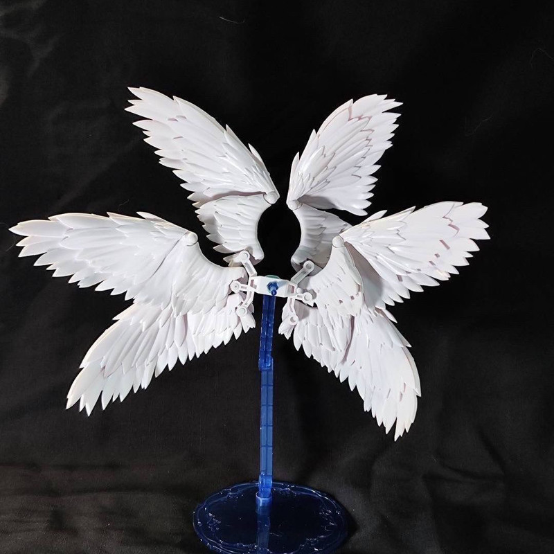 White And Black Six Feathered  - Action Figure Stand recension och pris
